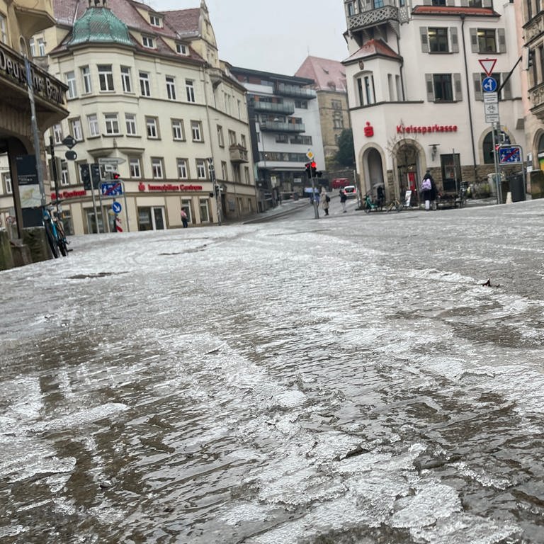 Die Seitenstraßen und Gehwege in Tübingen sind am Mittwochvormittags teils mit Eis überzogen und glatt. Es wird gestreut. (Foto: SWR, Nikolaus Rhein)