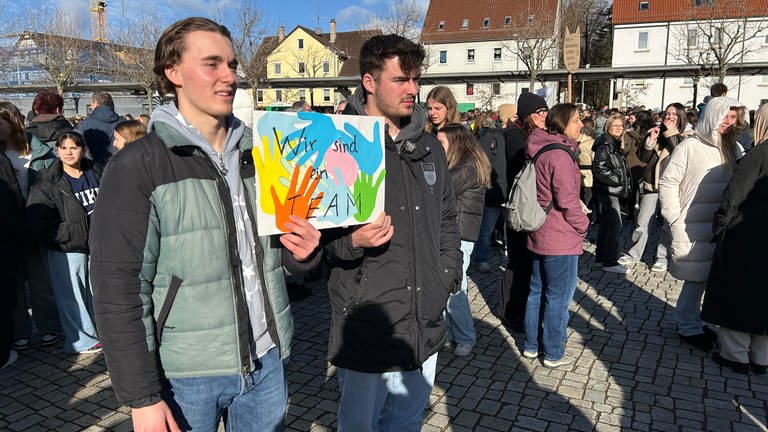 Der Rottenburger Schüler Jan Schick und sein Kumpel auf einer Demo gegen Rechtsextremismus in Rottenburg am Neckar.