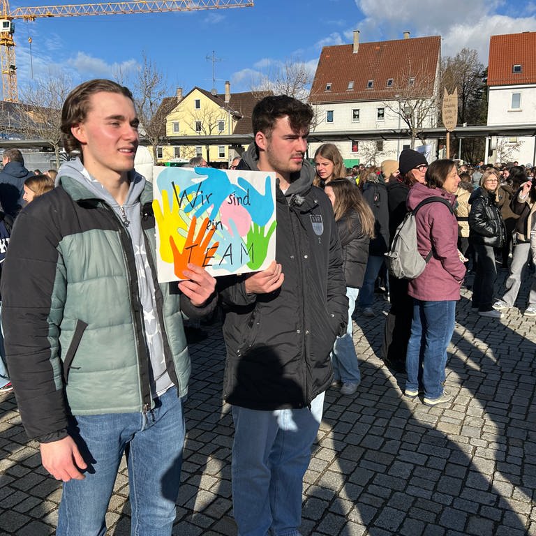 Der Rottenburger Schüler Jan Schick und sein Kumpel auf einer Demo gegen Rechtsextremismus in Rottenburg am Neckar. (Foto: SWR, Tobias Faißt)
