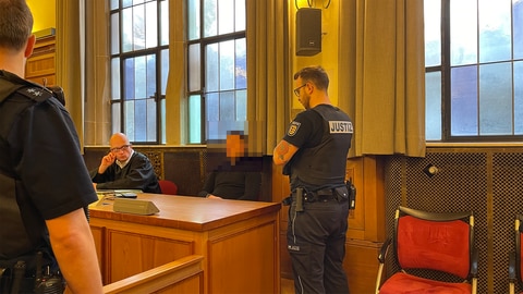 Angeklagter im Gerichtssaal im Landgericht Tübingen wegen Tötung einer jungen Mutter (Foto: SWR, Anna Priese)