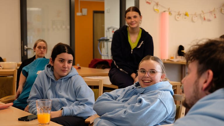 Pflege-Azubis haben für zwei Wochen die Pflege und das Management im "Haus Faigle" in Sigmaringen übernommen, einem Heim für Menschen mit körperlicher undoder geistiger Behinderung (Foto: SWR, Magdalena Knöller)