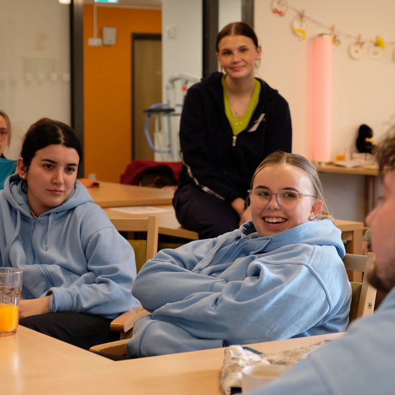 Pflege-Azubis haben für zwei Wochen die Pflege und das Management im "Haus Faigle" in Sigmaringen übernommen, einem Heim für Menschen mit körperlicher undoder geistiger Behinderung