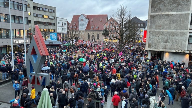 Viele Menschen stehen auf dem Marktplatz in Reutlingen