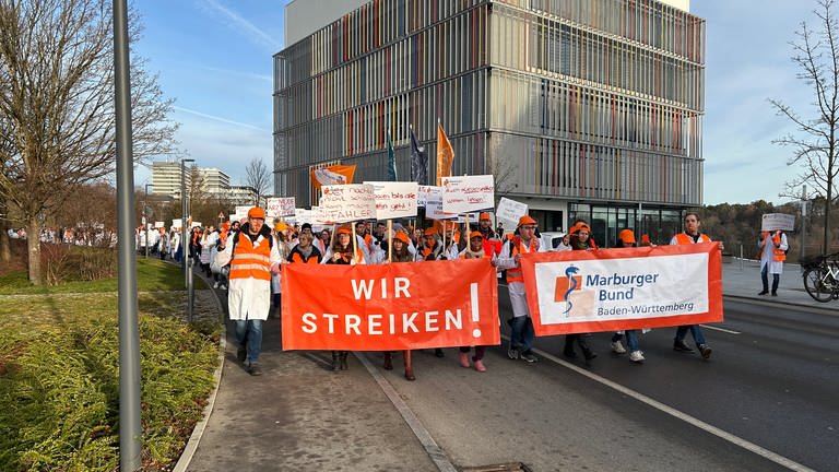 Ärztinnen und Ärzte streiken an der Uniklinik in Tübingen. Sie fordern mehr Geld und bessere Arbeitsbedingungen. (Foto: SWR, Tobias Faißt)