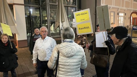 Menschen demonstrieren in Nagold (Kreis Calw) gegen die AfD. In der Mitte: Der Vorsitzende des AfD Kreisverbands Calw-Freudenstadt Günther Schöttle.