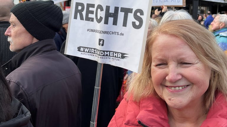 Anna Ohnweiler, Gründerin von "Omas gegen Rechts in Deutschland" auf einer Demo in Nagold.  (Foto: SWR)