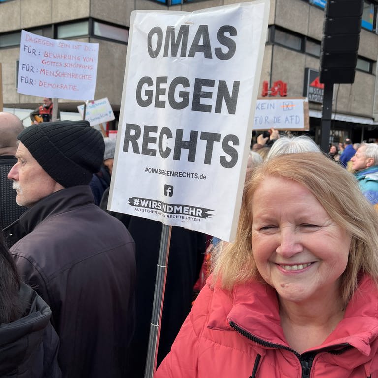 Anna Ohnweiler, Gründerin von "Omas gegen Rechts in Deutschland" auf einer Demo in Nagold. 
