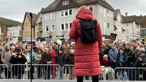 Anna Ohnweiler spricht auf Demonstration vor Publikum in Nagold. (Foto: SWR)