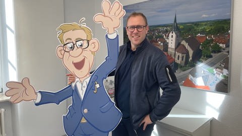 BW macht's stellt Bürgermeister Ferdinand Truffner vor. Er sitzt seit 2018 im Ratahus von Empfingen und informiert seine Bürger und Bürgerinnen auch auf EMPFI-TV auf Youtube.  (Foto: SWR, Markus Beschorner)
