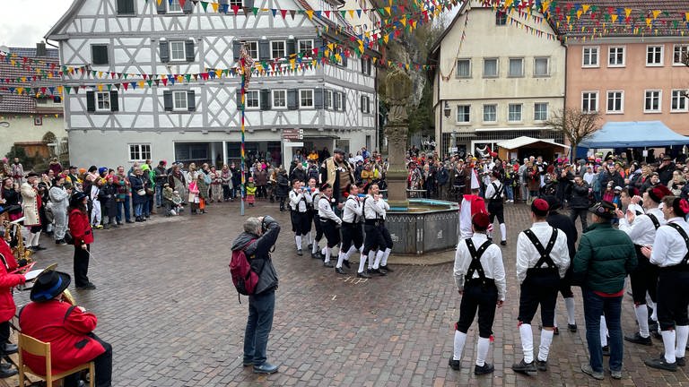 Die Neuzugezogenen werden in Haigerloch (Zollernalbkreis) von den Bräutlingsgesellen um den Marktbrunnen getragen.