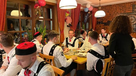Fasnet 2024: Bräutlingsgesellen beim Flädlesuppe essen in Haigerloch im Zollernalbkreis am Rosenmontag 