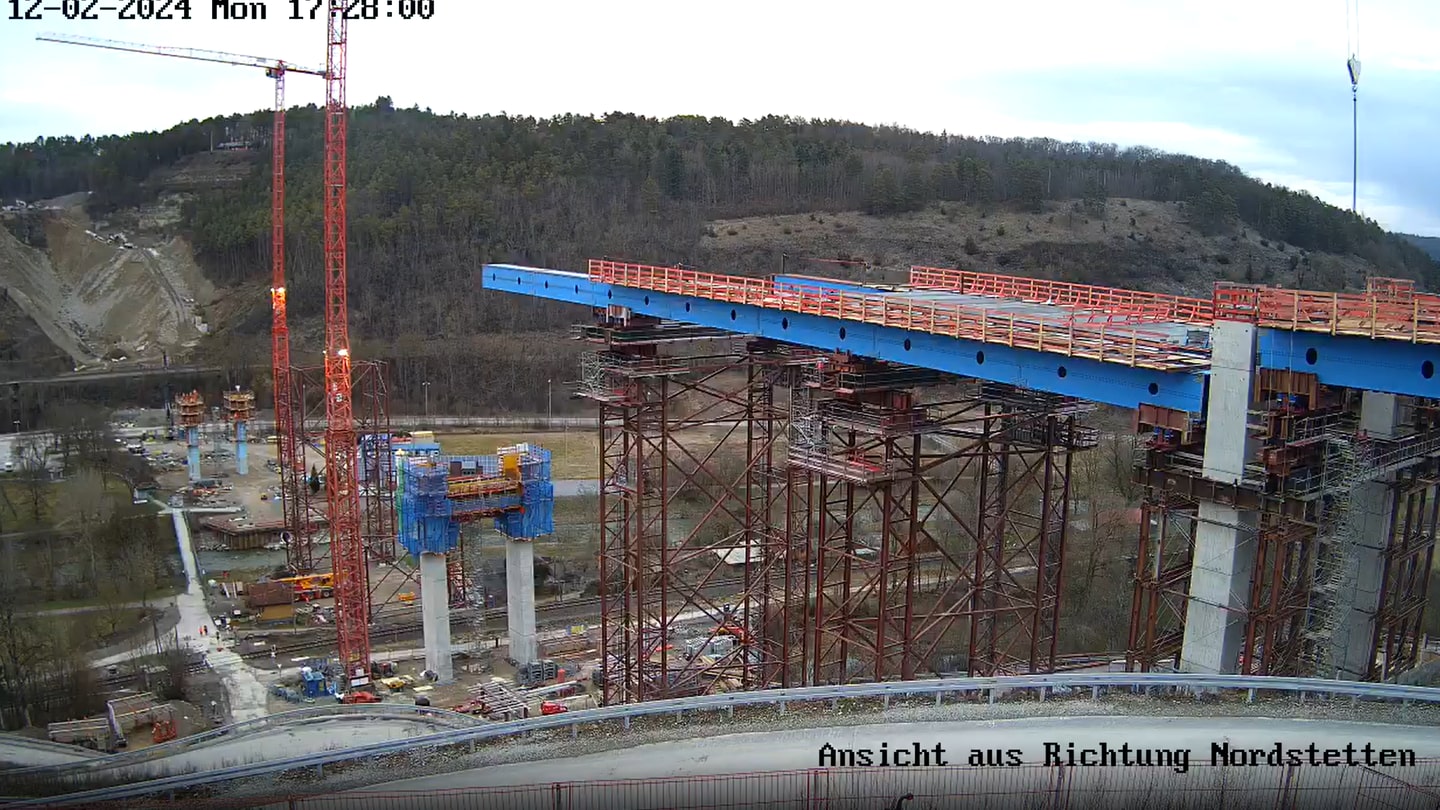 Bei Betonagearbeiten an der Neckartalbrücke in Horb fielen abgebrochene Bolzen auf. Da die Sicherheit nicht mehr gewährleistet werden kann, fährt kein Zug zwischen Eyach und Horb gesperrt. (Foto: Regierungspräsidium Karlsruhe)