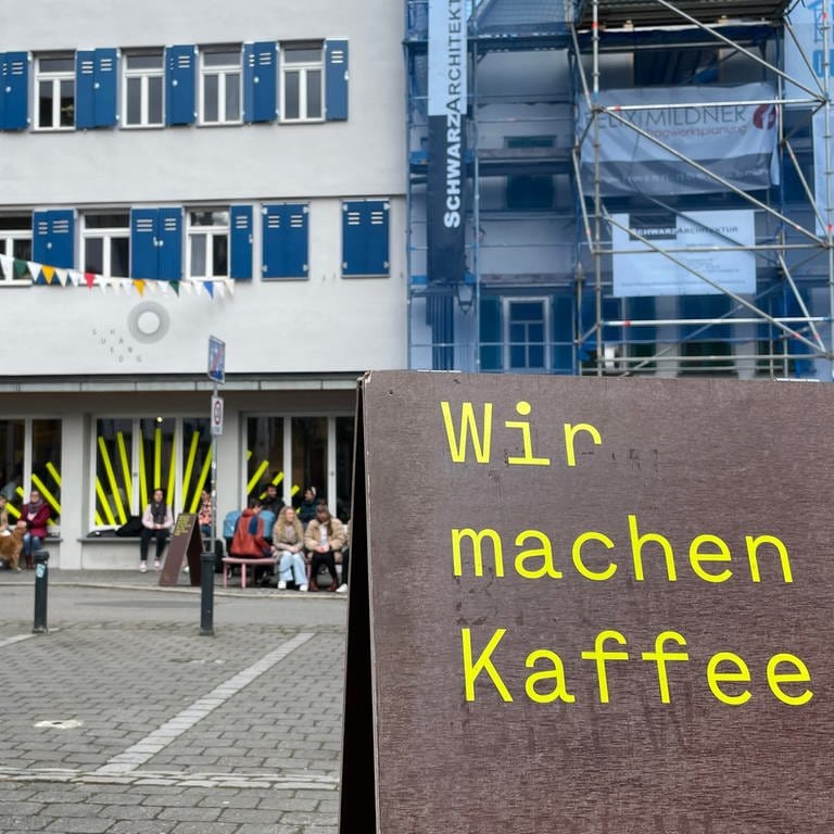 Schild vor Café SUEDHANG weist in Innenstadt von Tübingen auf das Kaffee-Angebot hin. Das Café mit Kaffeerösterei sieht sich nach einer Anti-Rechtsextremismus-Aktion in seinem Online-Shop mit viel Zustimmung, aber auch Hetze und Drohungen konfrontiert. (Foto: SWR, Magdalena Knöller)