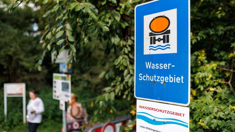 Das Schild "Wasserschutzgebiet" - auch in Reutlingen gibt es viele davon. Doch sieben Wasserschutzgebiete sind sogenannte Problemgebiete. Dort wurde vermutlich zu viel gedüngt, weshalb nun der Nitratgehalt zu hoch ist.