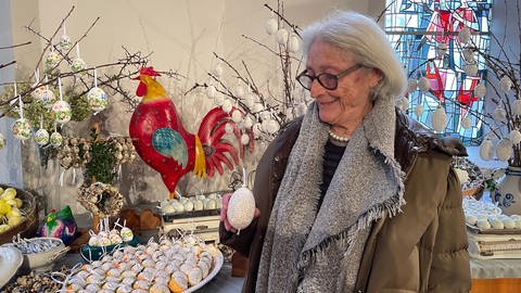 Ursula Bogner-Kühnle mit dem Brauchtumsei. Sie betreut den Eiermarkt in Dapfen seit Langem. (Foto: SWR, Rebecca Schnell)