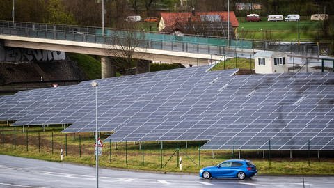 Solarpark "Lustnauer Ohren" - eine Solaranlage an der Bundesstraße 27 zwischen Tübingen und Stuttgart (Foto: dpa Bildfunk, picture alliance/dpa | Christoph Schmidt)