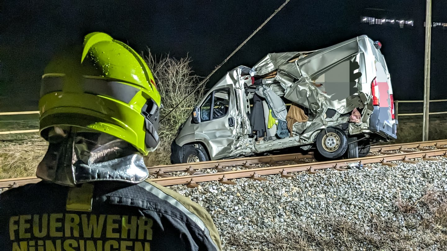 Ein Transporter ist bei Münsingen mit einem Zug zusammengeprallt und wurde dabei zerquetscht. Die Feuerwehr war im Einsatz. Die Fahrerin des Wagens konnte sich leichtverletzt aus dem Transporter retten. (Foto: Feuerwehr Münsingen)