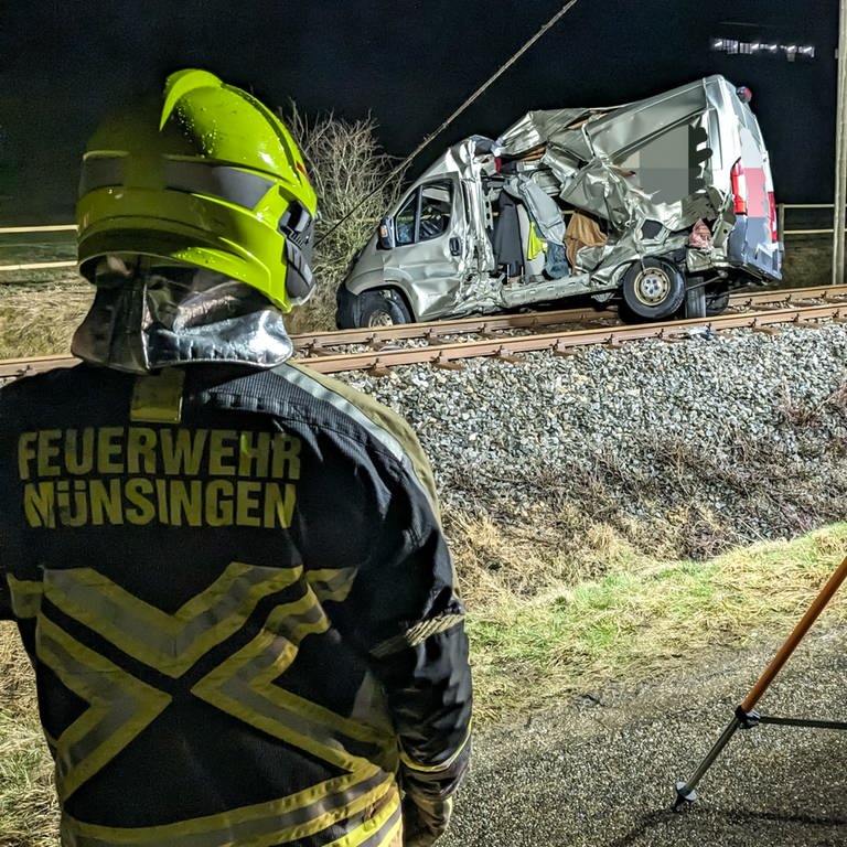 Ein Transporter ist bei Münsingen mit einem Zug zusammengeprallt und wurde dabei zerquetscht. Die Feuerwehr war im Einsatz. Die Fahrerin des Wagens konnte sich leichtverletzt aus dem Transporter retten. (Foto: Feuerwehr Münsingen)