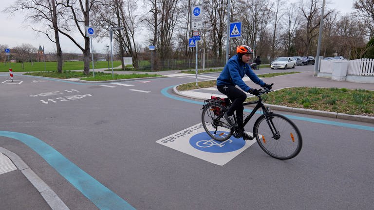 Route für Fahrradfahrer auf der Planie in Reutlingen wird für mehr Klimaschutz in der Stadt ausgebaut. Straßenmarkierungen zeigen den Weg. (Foto: SWR, Harry Röhrle)