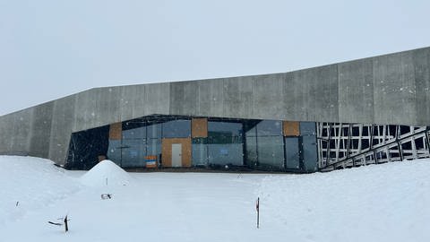Der künftige Frontbereich des Kelten-Erlebniszentrums Heidengraben bei Hülben. Eine Aufnahme mit viel Schnee vom Dezember 2023. (Foto: SWR, Anne Schmidt)