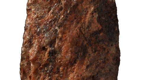 Man sieht eine ovale, bronzefarbene Spitze. Sie sieht alt aus. Die Steinzeit nennen wir Steinzeit, weil unsere Vorfahren da das Material verwendet haben, das eben gerade rumlag: Steine. Die Menschen der mittleren Steinzeit in Afrika wussten bereits viel darüber.  (Foto: Guillaume Porraz)