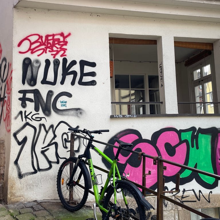 Die Stadt Tübingen wehrt sich gegen Tags und Graffitis von Sprayern. Sie bezuschusst die Entfernung der Werke und zahlt eine Belohnung gegen Hinweise. Oberbürgermeister Boris Palmer ist wütend. (Foto: SWR, Theresa Krampfl)