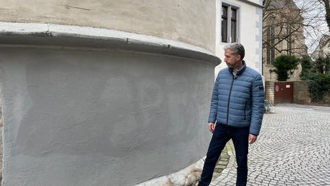 Boris Palmer kämpft gegen Graffiti in der historischen Altstadt Tübingen. Er hat einen Maler angestellt, der die denkmalgeschützten Häuser schnell überstreichen soll, sobald sie ein Graffiti auf sich tragen. Er hofft auf Erfolg. (Foto: SWR, Theresa Krampfl)