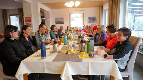 Rund 20 Menschen sitzen im Essensraum im Fastenzentrum Birkhalde bei Sulz am Neckar und machen gemeinsam eine Saftkur - frischer Gemüsesaft und Bewegung inklusive. (Foto: SWR, Harry Röhrle)