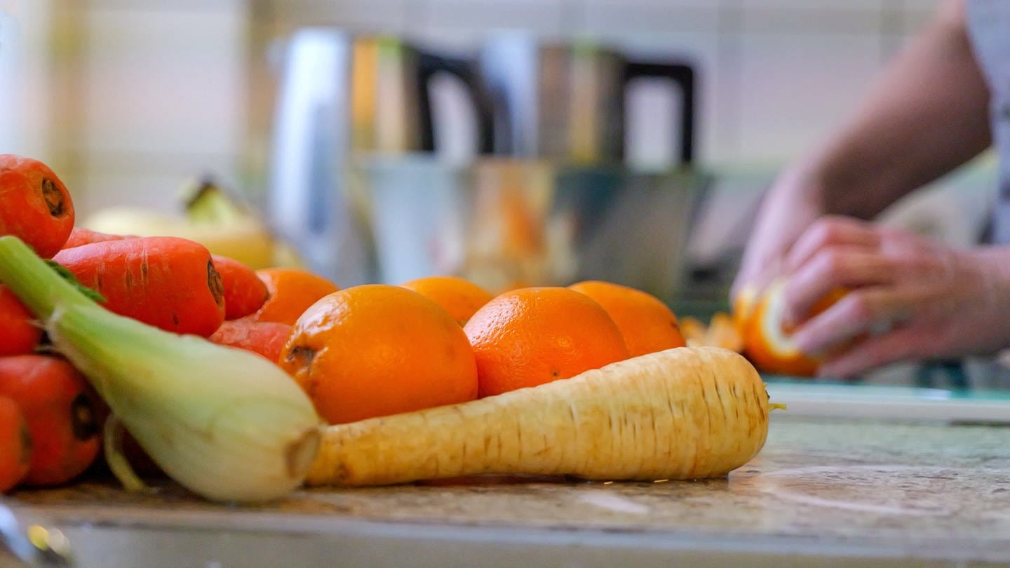 Karotten, Fenchel, Pastinake und Orangen: Für die Saftkur in der Fastenzeit werden frisches Gemüse und frische Früchte für den Gemüsesaft - den Fastensaft - verarbeitet. (Foto: SWR, Harry Röhrle)