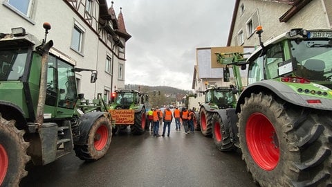 In der Nähe der Seminarturnhalle in Nagold versammelten sich einige Landwirte. Links und rechts sieht man Traktoren, in der Mitte die Landwirte mit Westen.