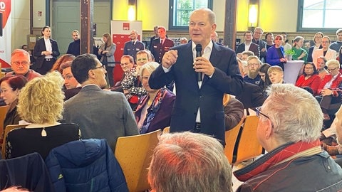 Bundeskanzler Olaf Scholz beim Bürgerdialog in Nagold. Er spricht mit Bürgerinnen und Bürgern.