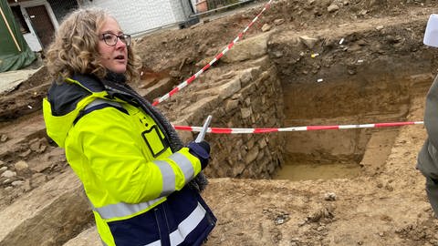 Dorothee Brenner vom Landesamt für Denkmalpflege vor den Ausgrabungen der Jetteburg im Kusterdinger Ortsteil Jettenburg bei Tübingen. Für die Archäologen ist die Entdeckung der Burgreste aus dem Mittelalter ein Glücksfall.