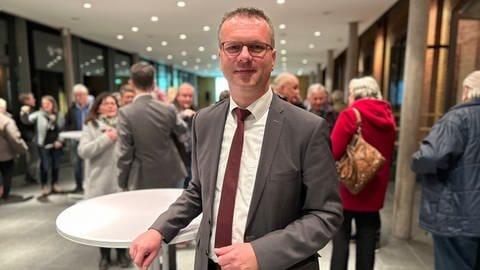 Stephan Neher nach der offiziellen Kandidatenvorstellung im Vorraum der Festhalle. Der 50-Jährige möchte in seine dritte Amtszeit als Oberbürgermeister von Rottenburg. (Foto: SWR, Tobias Faißt)