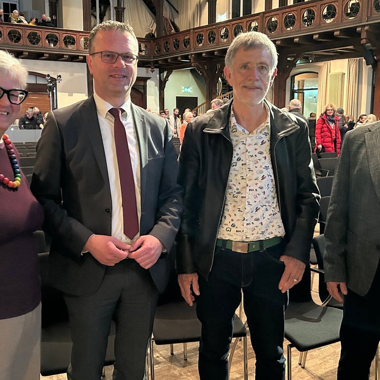 Christl Glauder, Stephan Neher, Klaus Weber und Volkmar Raidt (von links) werben um Stimmen in der Rottenburger Festhalle. Diese vier bewerben sich um die Stelle des Oberbürgermeisters oder der Oberbürgermeisterin.
