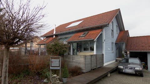 Eine junge Familie hat sich in Bad Urach im kleinen Teilort Wittlingen ihr vermeintliches Traumhaus gekauft. Die Mängel am Bau haben sie zunächst nicht bemerkt. Von außen sieht das Haus ganz schön aus. Es gibt aber einige Mängel. (Foto: SWR)