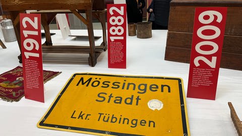 Vor 1250 Jahren ist Mössingen (Kreis Tübingen) zum ersten Mal erwähnt worden. Die Ausstellung zeigt dieses alte Ortsschild. (Foto: SWR, Lisamarie Haas)
