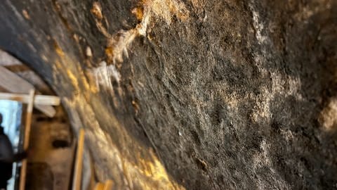 Im Rußkeller, dem Herz der Rußhütte, sieht man immer noch Reste der Rußproduktion. Die Steine sind ganz schwarz. (Foto: SWR)