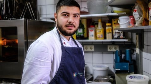 Hussein Salan steht in der Küche des Refugio in Hechingen im Zollernalbkreis. (Foto: SWR, Julia Klebitz)
