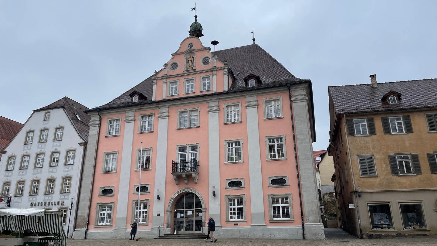 Das Rathaus in Rottenburg (Kreis Tübingen) an einem bewölkten Tag. Am Sonntag wird dort das Ergebnis der OB-Wahl verkündet. (Foto: SWR, Anna Priese)
