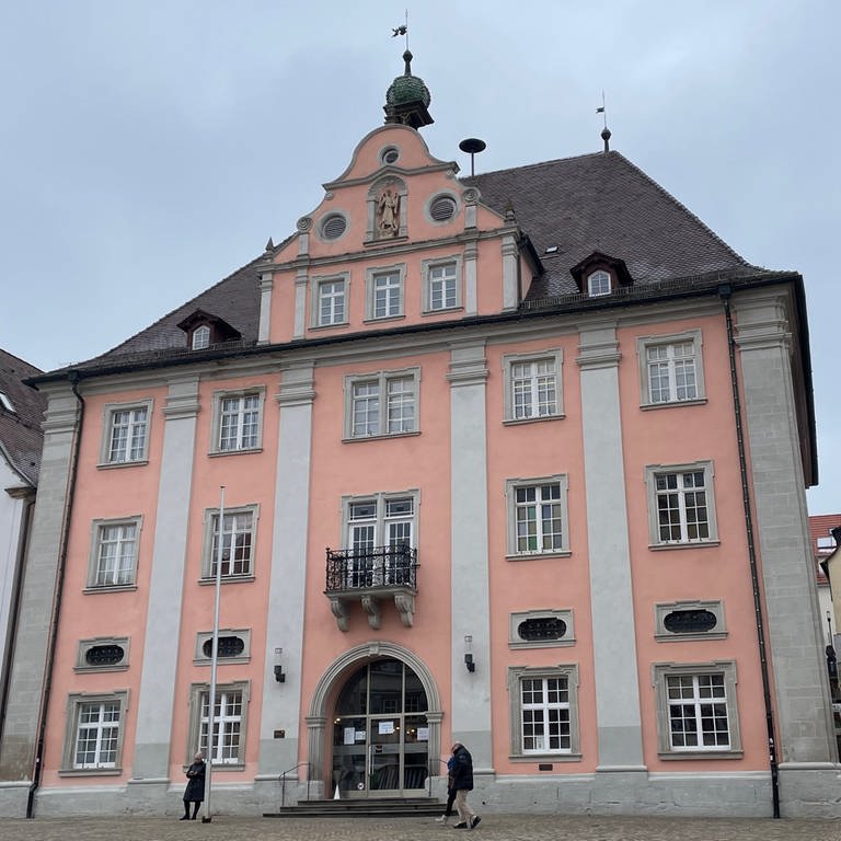 Das Rathaus in Rottenburg (Kreis Tübingen) an einem bewölkten Tag. Am Sonntag wird dort das Ergebnis der OB-Wahl verkündet. (Foto: SWR, Anna Priese)
