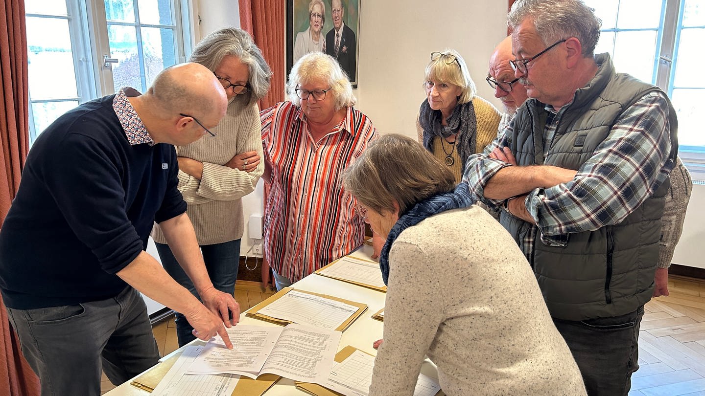 Der Gemeindewahlausschuss versammelt sich und diskutiert über ungültige Stimmzettel der OB-Wahl in Rottenburg beginnen. (Foto: SWR)