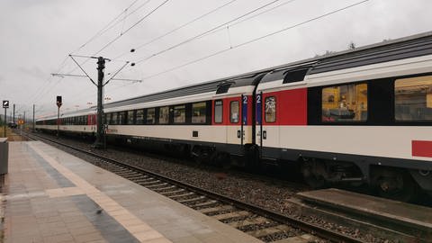 Ein ICRE-Zug der SBB auf der Gäubahn. Mindestens sieben Jahre lang müssen Fahrgäste zum Bodensee in einem Stuttgarter Vorort umsteigen. Bürgermeister entlang der Strecke fürchten, dass das Provisorium Dauerzustand werden könnte.