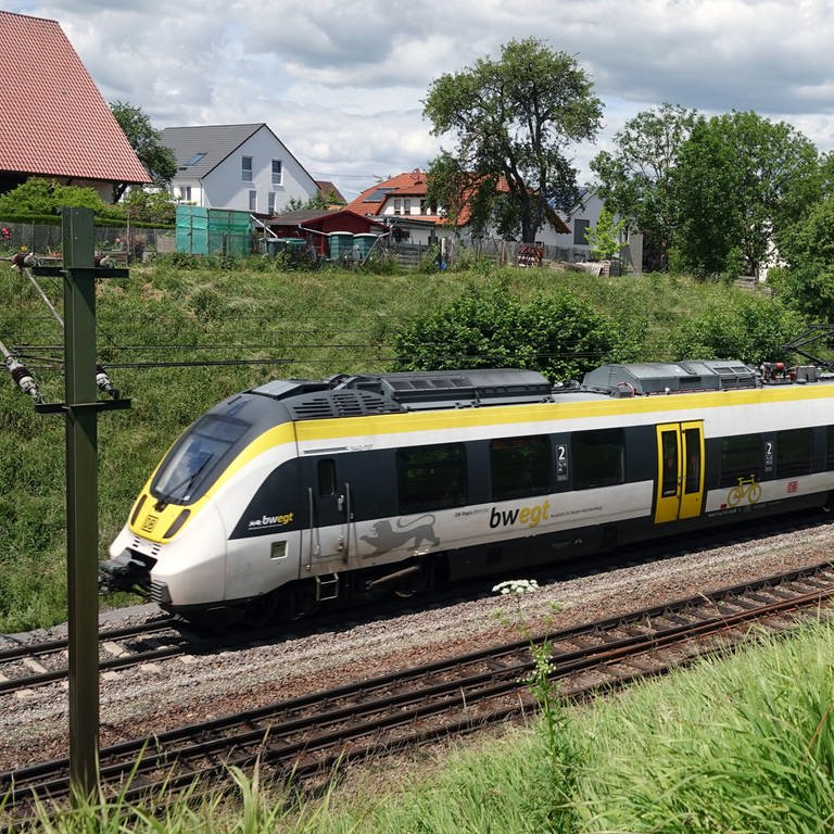 Ein Zug der Bahn fährt auf der Gäubahnstrecke entlang. Mindestens sieben Jahre lang müssen Fahrgäste zum Bodensee in einem Stuttgarter Vorort umsteigen. Bürgermeister entlang der Strecke fürchten, dass das Provisorium Dauerzustand werden könnte.