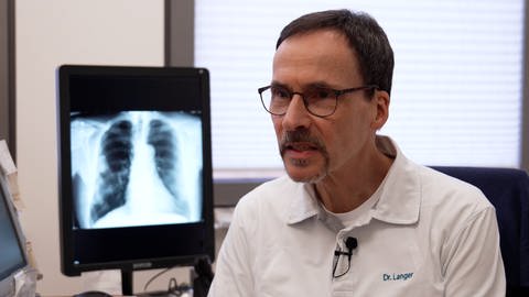 Lungenfacharzt Dr. Martin Langer nimmt in seiner Praxis neue Patienten an. Dafür müssen andere länger Warten. Wer einen Facharzt-Termin braucht, muss Geduld haben.