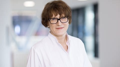 Helene Häberle, leitende Oberärztin der Intensivstation an der Uniklinik Tübingen, im Porträt: Sie sagt, es müsse noch viel Forschung betrieben werden, bis bei Covid-19 alles verstanden sei.