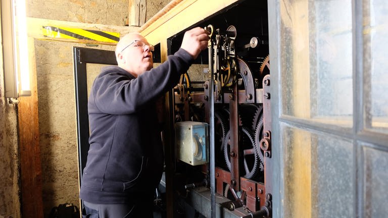 Andreas Walz repariert das Uhrwerk der Kirchturmuhr (Foto: SWR, Haas, Lisamarie)