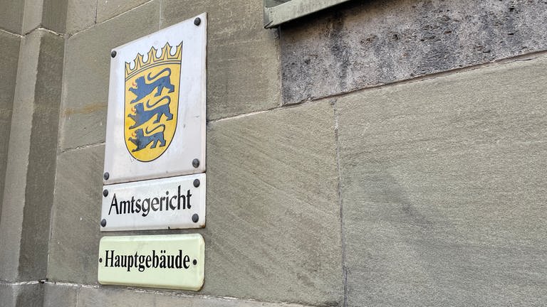 AfD-Stadtrat aus Reutlingen, Hansjörg Schrade, ist zu einer Geldstrafe von 5.500 Euro verurteilt worden. Der Vorwurf lautet Volksverhetzung.