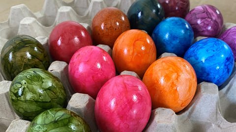 Braune, beige und weiße Eier unterscheiden sich je nach Färbetechnik fast nicht. (Foto: SWR, Roland Altenburger)