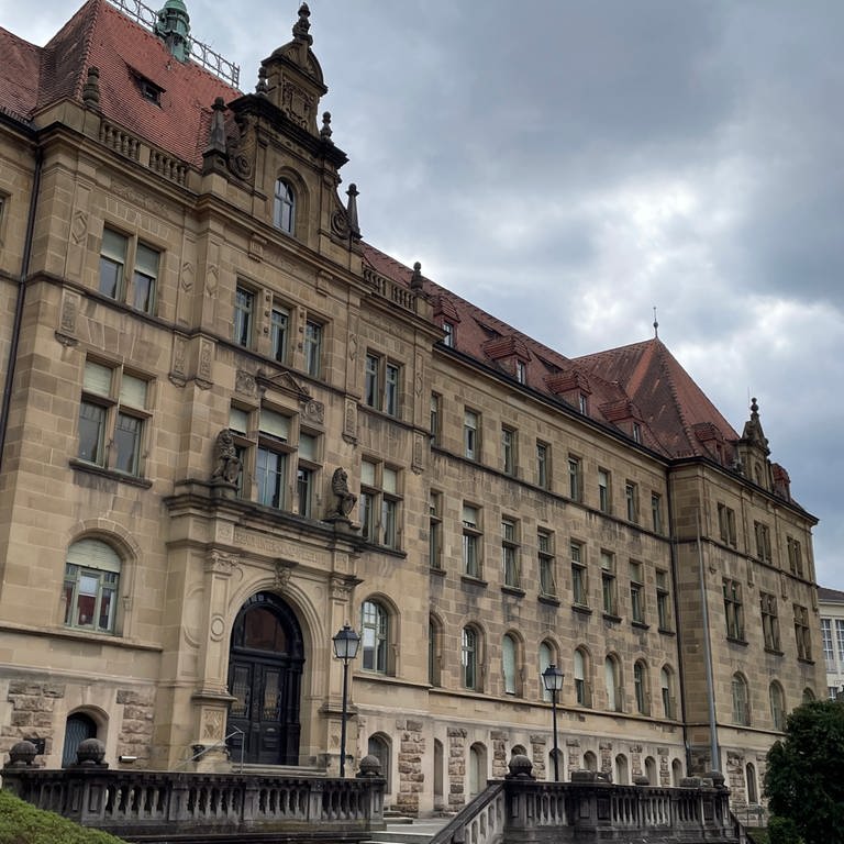 Das Landgericht Tübingen unter wolkenverhangenem Himmel
