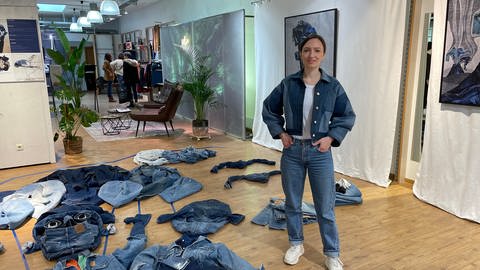 Die Modedesignerin und Künstlerin Anna Weber hat bis Ende Mai einen Pop-Up-Store in Rottenburg im Kreis Tübingen. Dort zeigt sie auch Live-Installationen mit ihrer Kunst aus Jeans. (Foto: SWR, Theresa Krampfl)